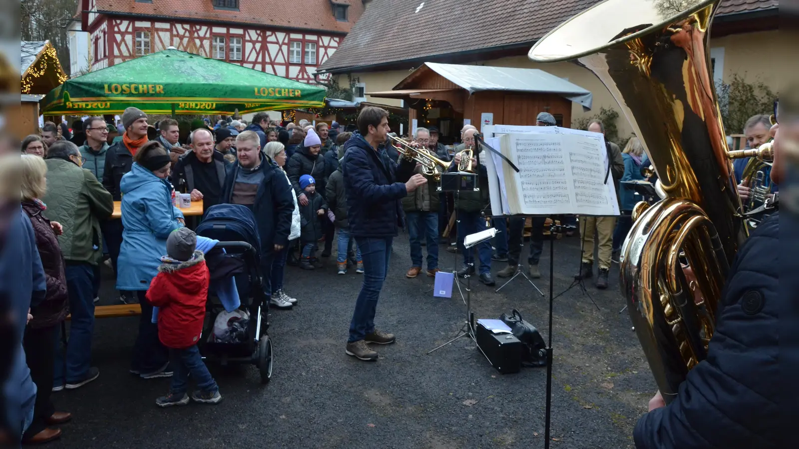Weihnachtliche Lieder trug beim 29. Rügländer Weihnachtsmarkt im Außenhof des Crailsheimschen Wasserschlosses unter anderem der Posaunenchor vor.  (Foto: Yvonne Neckermann)