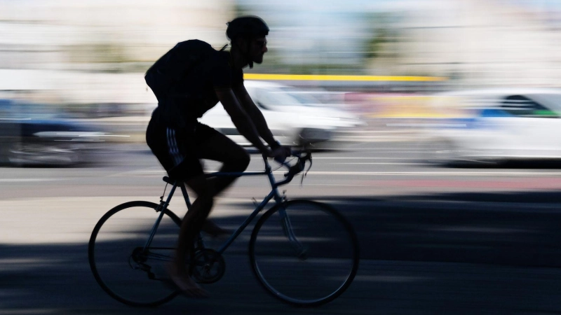 Erst konnte er einen Unfall verhindern, dann übersah ihn die gleiche Autofahrerin noch einmal: Ein Rennradfahrer wurde leicht verletzt. (Symbolbild: Sebastian Willnow/dpa)