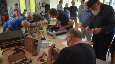 Bei der Auftaktveranstaltung für das Repair-Café herrschte reger Betrieb in Feuchtwangens Jugendhaus. Mit geschulten Blicken gingen ehrenamtliche Fachleute ans Werk und brachten viele defekte Geräte wieder auf Vordermann. (Foto: Erich Herrmann)