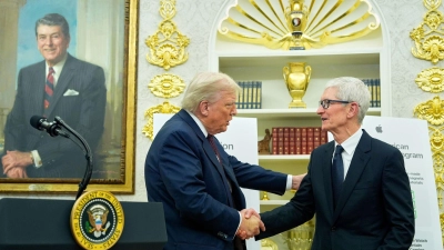 Apple-Chef Tim Cook brachte zusätzliche Investitionen von 100 Milliarden Dollar mit - und kann sich über eine Befreiung von Zöllen freuen. (Archivbild) (Foto: Alex Brandon/AP/dpa)