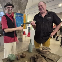 Bernhard Karlstetter (links) und Burkhard Moser am „Tischlein deck dich” im Fleischhaus. (Foto: Margit Schwandt)