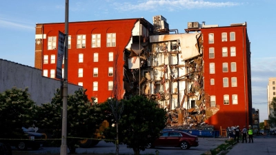 Einsatzkräfte arbeiten am eingestürzten Haus. (Foto: Nikos Frazier/Quad City Times/AP/dpa)