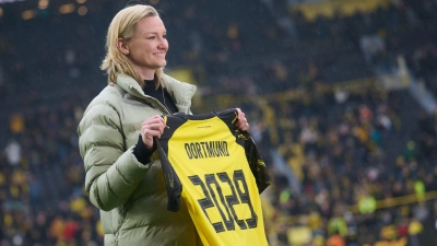 Heja, BVB! Alexandra Popp wechselt im Sommer von Wolfsburg nach Dortmund.  (Foto: Bernd Thissen/dpa)