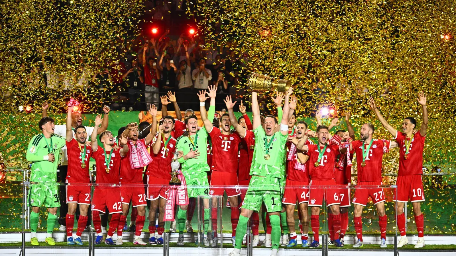Manuel Neuer stemmt den DFB-Pokal in die Höhe.  (Foto: Tom Weller/dpa)
