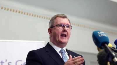 DUP-Parteichef Jeffrey Donaldson gibt eine  Pressekonferenz. (Foto: Peter Morrison/AP)