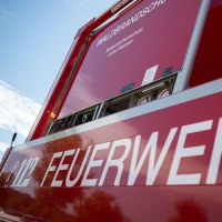 Bei Rodenbach im Main-Kinzig-Kreis kämpft die Feuerwehr gegen einen Waldbrand. (Symbolfoto) (Foto: Hannes P. Albert/dpa)