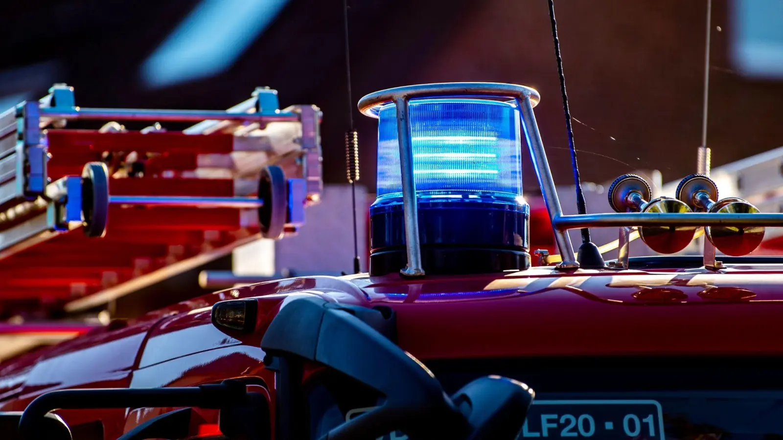 Zahlreiche Feuerwehren wurden wegen einer Rauchentwicklung in einer Seniorenresidenz in Bad Windsheim alarmiert.  (Symbolbild: David Inderlied/dpa)