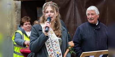 Holzfee Lene I. begrüßte die Gäste beim Scheinfelder Holztag. (Foto: Mirko Fryska)