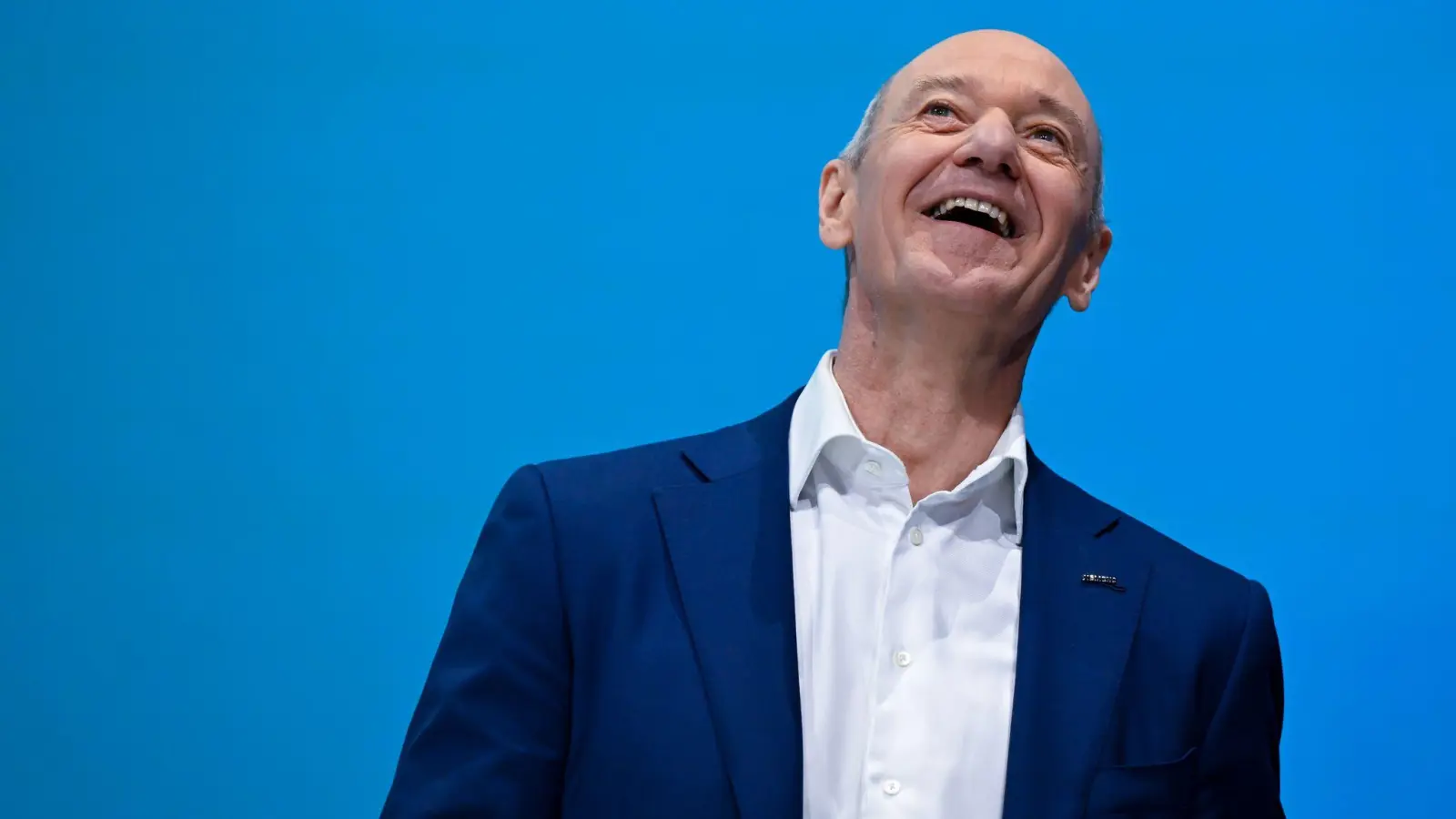 Siemens-Chef Roland Busch hat Grund zur Freude: Geschäftszahlen und Aktienkurs entwickeln sich gut. (Foto: Sven Hoppe/dpa)