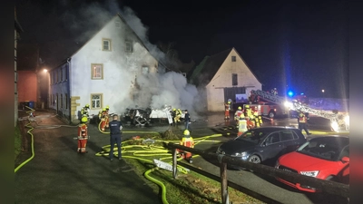 Nur rauchende Überreste blieben vom Wohnmobil übrig. Im Gerippe wurden menschliche Überreste gefunden. (Foto: Rainer Weiskirchen)