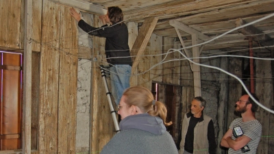 Begutachten die historische Bausubstanz: Anna Wienecke, Studierende an der TU Braunschweig, Thomas Thornton (TH Köln; auf der Leiter) sowie Simon Dirk Schmidt vom Landesamt für Denkmalpflege (rechts) und Fachmann Karl Schnieringer. (Foto: Markus Weinzierl)