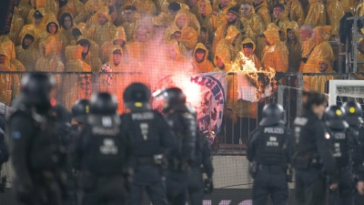 Beim Zweitliga-Spiel zwischen Dynamo Dresden und Hertha BSC kam es zu Ausschreitungen. (Foto: Sebastian Kahnert/dpa)