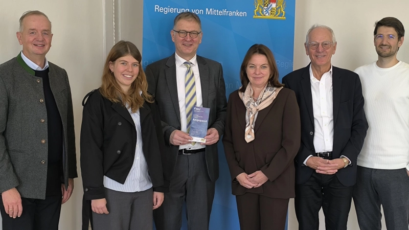 Oberbürgermeister Thomas Deffner, Mathilde Schemm, Prof. Dr. Norbert Kaiser, Regierungspräsidentin Dr. Kerstin Engelhardt-Blum, Prof. Dr. Siegfried Balleis und Prof. Dr. Stefan Seegerer laden zu den diesjährigen Erlanger Universitätstagen in Ansbach ein.  (Foto: Thomas Schaller)