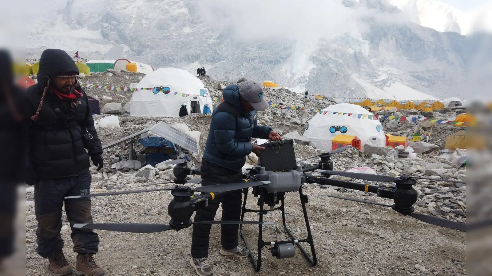 Drohnen sollen helfen, die Sicherheit am Everest zu erhöhen. (Foto: Khimlal Gautam /dpa)