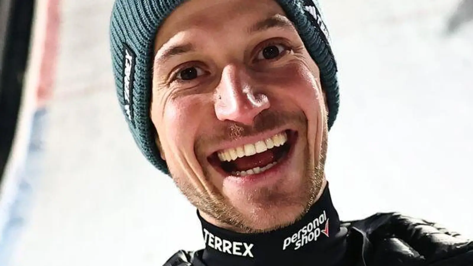 Felix Hoffmann darf doch noch über einen Podestplatz jubeln.  (Foto: Daniel Karmann/dpa)