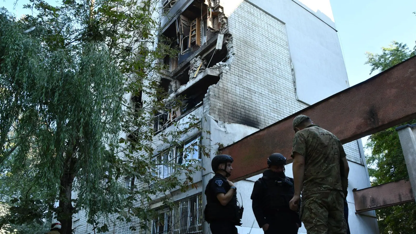 Russland zielte mit seinen Angriffen nach Angaben des Verteidigungsministeriums in Moskau unter anderem auf Rüstungsbetrieb in der Ukraine.  (Foto: Mykola Tys/AP/dpa)