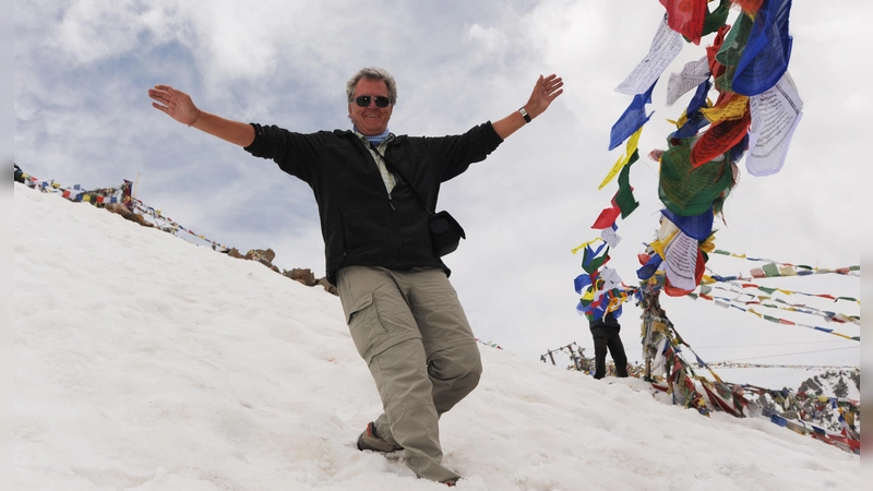 In der Region Ladakh im indischen Himalaya, wo bunte Gebetsfahnen im Wind flattern: Mächtige Berge faszinieren Heinz-Dieter Bornmann besonders. (Foto: privat)