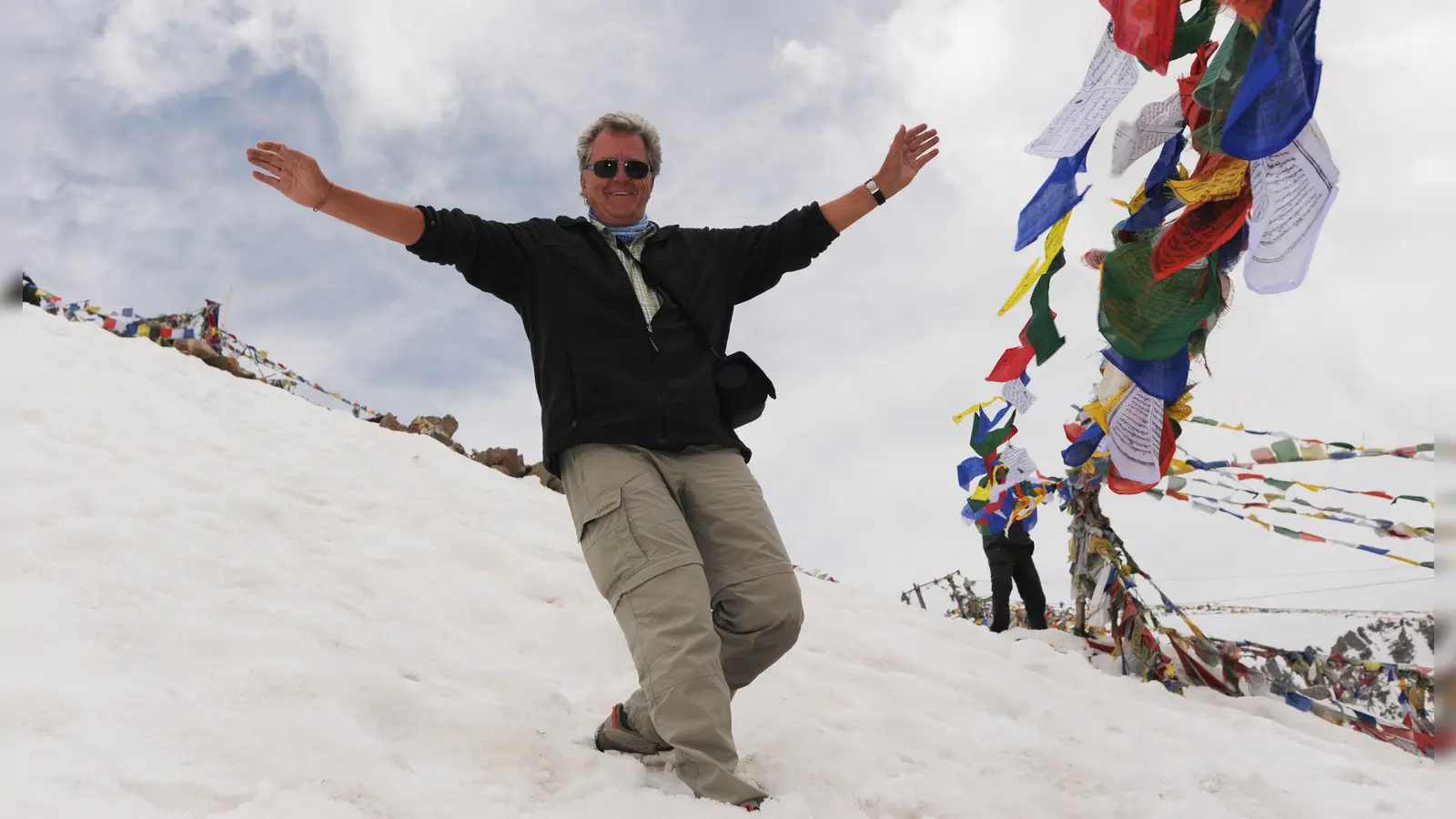 In der Region Ladakh im indischen Himalaya, wo bunte Gebetsfahnen im Wind flattern: Mächtige Berge faszinieren Heinz-Dieter Bornmann besonders. (Foto: privat)