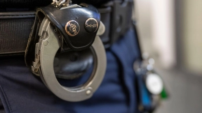 Ein Ermittlungsrichter sollte entscheiden, ob der Verdächtige in Untersuchungshaft muss. (Symbolbild) (Foto: Peter Kneffel/dpa)