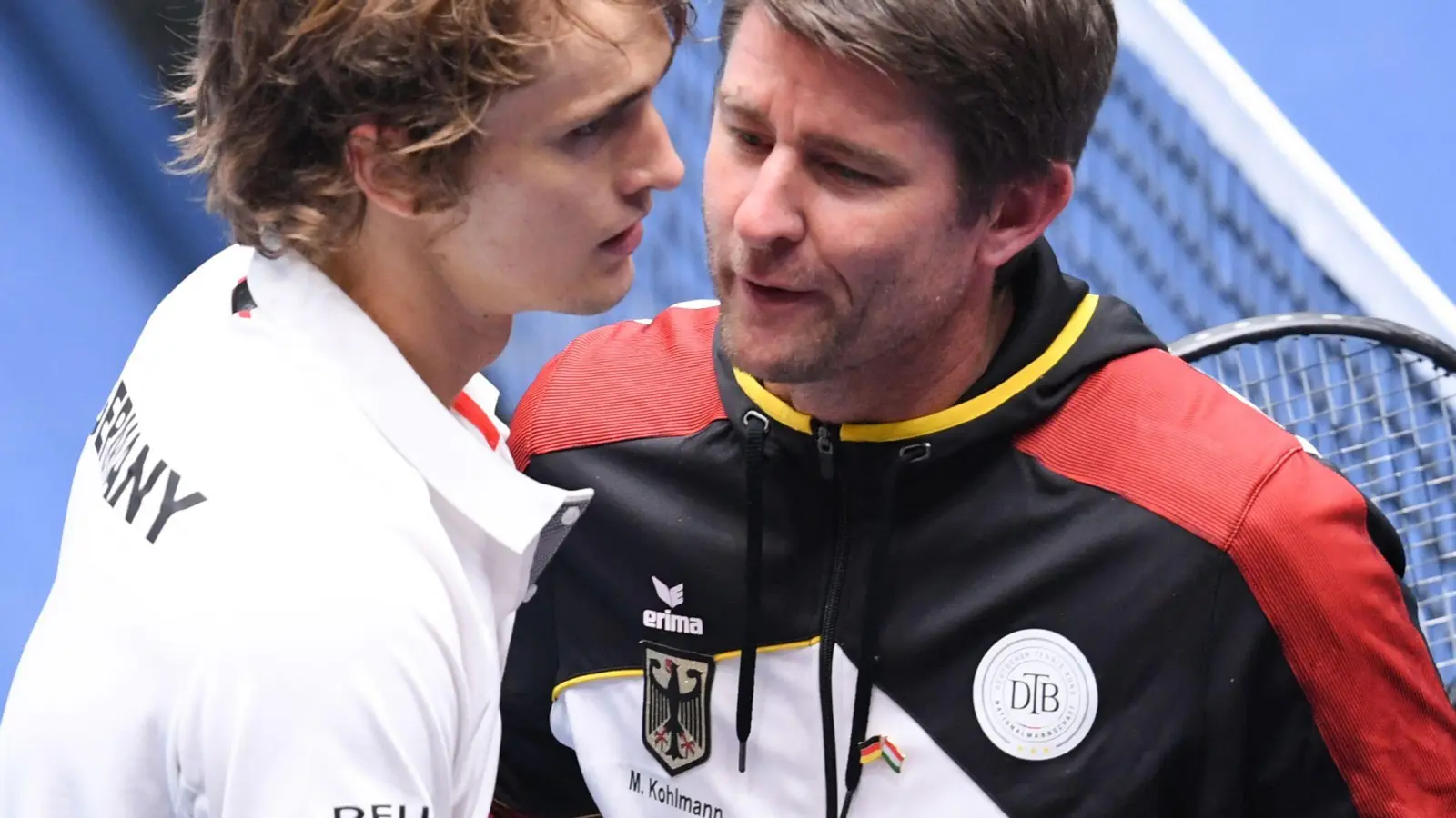 Deutschlands Teamkapitän Michael Kohlmann (r) im Gespräch mit Alexander Zverev. (Foto: Arne Dedert/dpa)