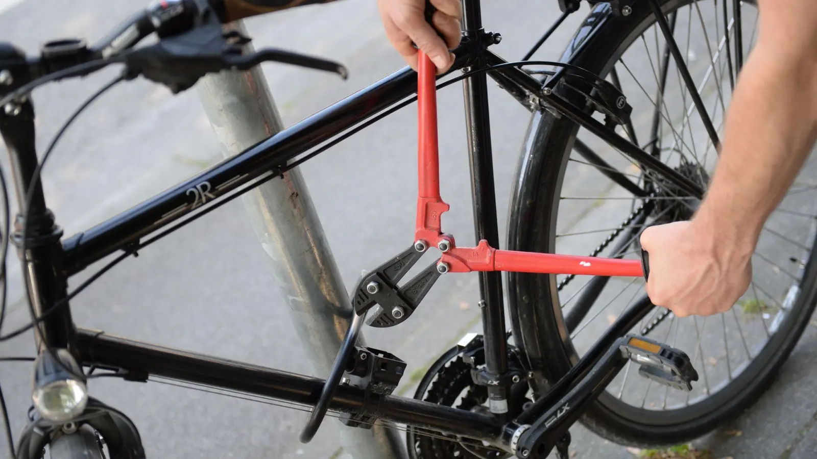 In Gerhardshofen waren zahlreiche Fahrräder gestohlen worden. Nun vermeldet die Neustädter Polizei einen Ermittlungserfolg. (Symbolbild: Andreas Gebert/dpa)