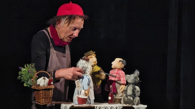Großer Showdown auf der Puppenbühne mit einem unerwarteten Happy End: Der gar nicht böse Wolf zieht bei der Oma ein, und Rotkäppchen bekommt die Wolfshöhle, um dort als Räuberin zu hausen.  (Foto: Martin Stumpf)