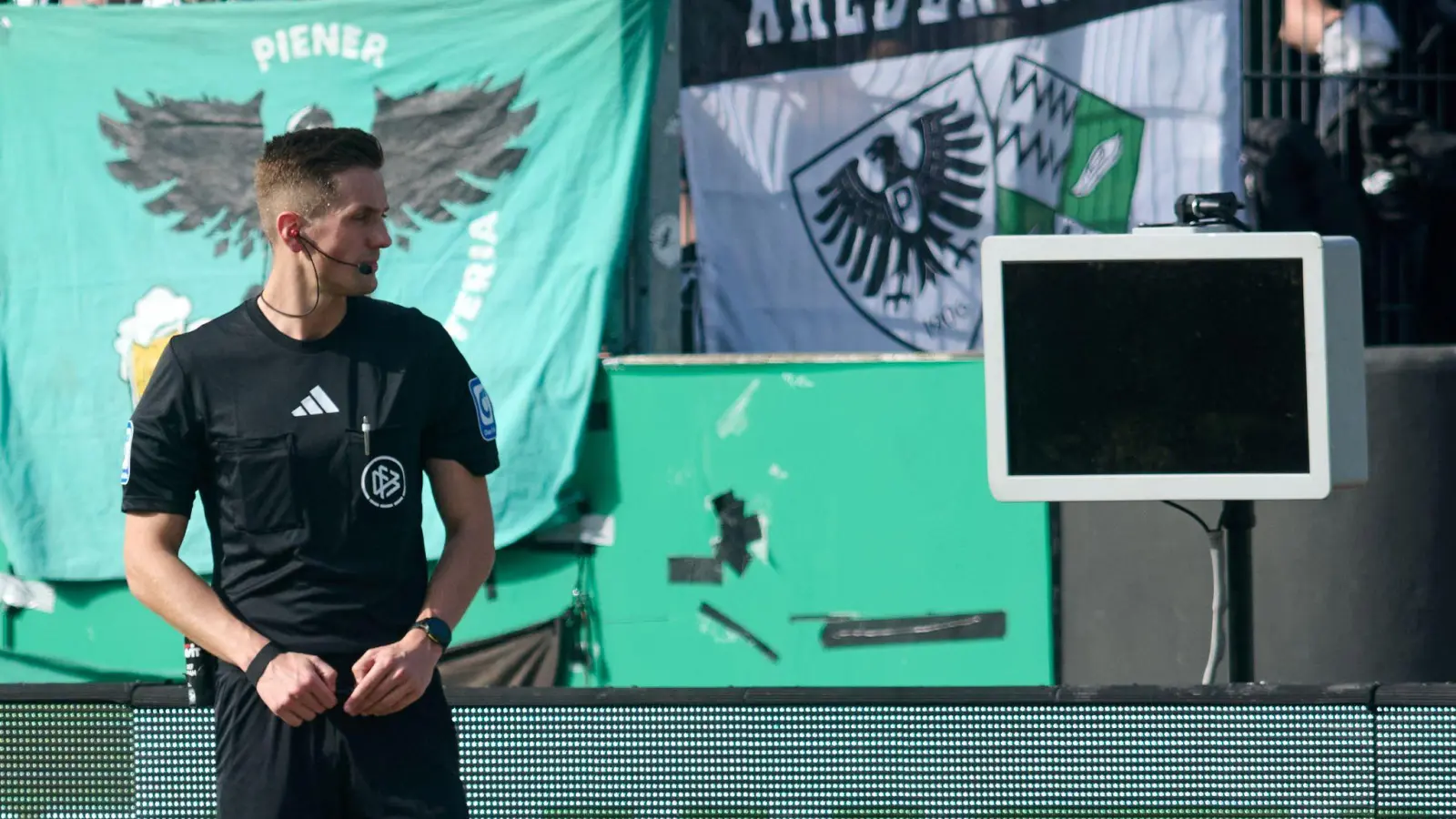 Weil der Monitor schwarz blieb, konnte Schiedsrichter Felix Bickel ein Foul kurz vor der Pause nicht selbst überprüfen.  (Foto: Bernd Thissen/dpa)