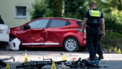 Ein Polizist an der Unfallstelle in Dinslaken (Foto: Fabian Strauch/dpa)