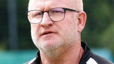 Heiko Vogel geht nach viel Zittern in der Relegation in seine zweite Saison mit der SpVgg Greuther Fürth. (Archivbild) (Foto: Daniel Löb/dpa)
