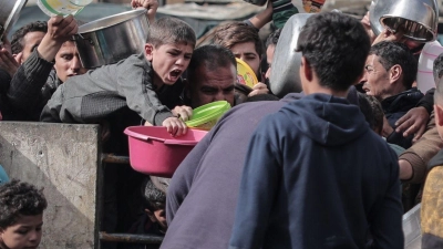 Palästinenser warten in einem Flüchtlingslager im südlichen Gazastreifen auf Lebensmittel. (Foto: Bashar Taleb/APA/ZUMA/dpa)