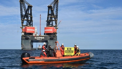 Greenpeace-Aktivisten blockieren weiter die Installation einer Bohrplattform nahe Borkum und Schiermonnikoog. (Foto: Lars Penning/dpa)