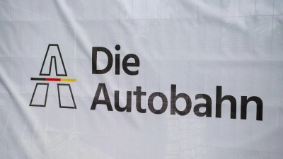 Bevor der Verkehr auf dem umgebauten Autobahnkreuz Nürnberg-Ost freigegeben wird, sind noch Sperrungen notwendig. (Symbolbild) (Foto: Daniel Vogl/dpa)