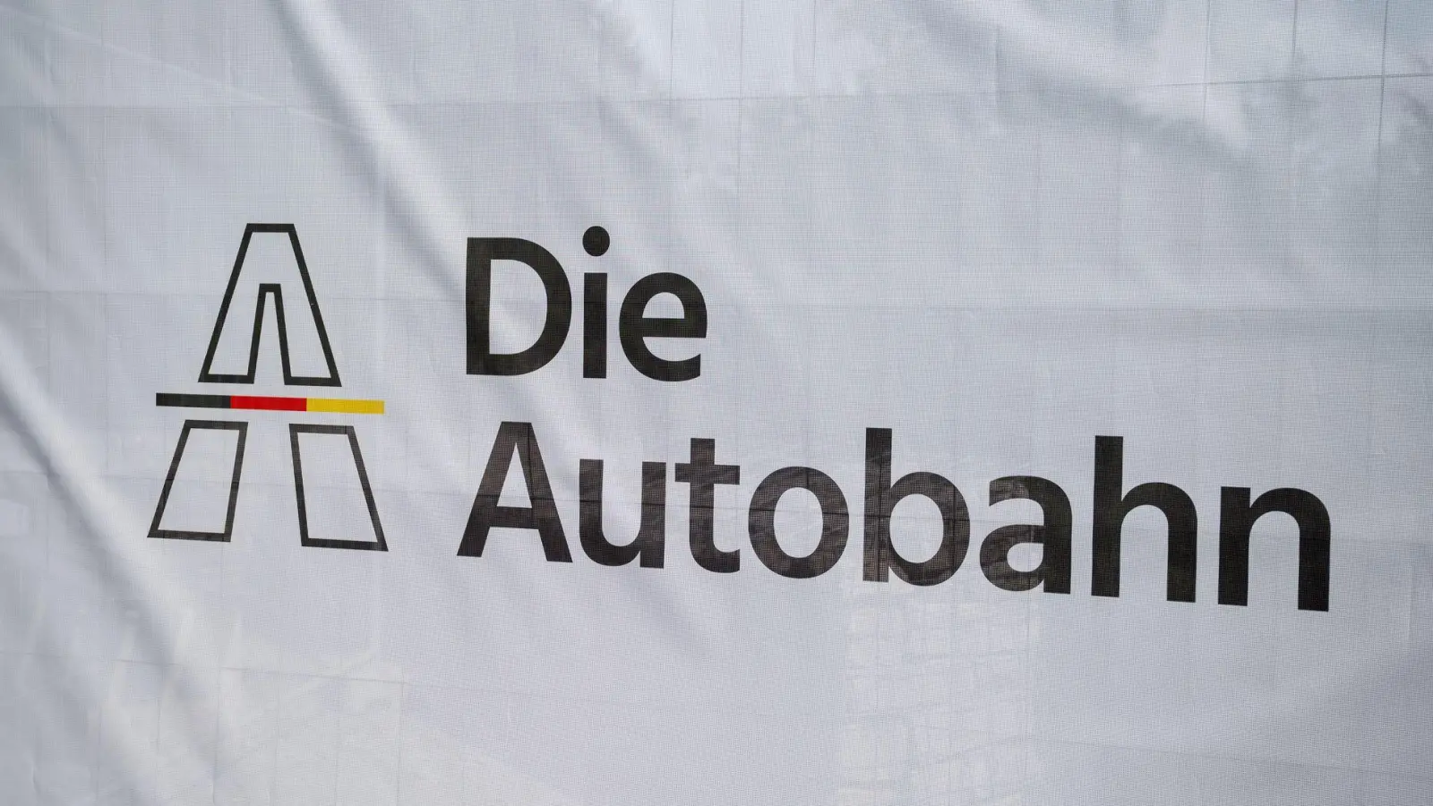 Bevor der Verkehr auf dem umgebauten Autobahnkreuz Nürnberg-Ost freigegeben wird, sind noch Sperrungen notwendig. (Symbolbild) (Foto: Daniel Vogl/dpa)