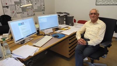 Auch heute noch ist der 80-jährige Heinrich Rittenhofer im Büro anzutreffen. Hier begleitet er die bis zum Jahresende geplante Fusion der Wasserversorger im Hesselbergraum mit. (Foto: Albert Schülein)