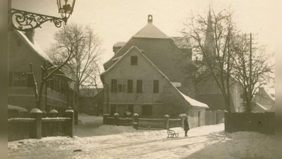 Anfang März 1926 schneit es kräftig in Ansbach, obwohl in der Woche zuvor schon der Frühling in der Luft lag. Der Schnee bleibt für ein paar Tage, sodass die Schlitten noch mal hervorgeholt werden können. Dieses Foto auf einer historischen Postkarte zeigt die winterliche Heilig-Kreuz-Straße. (Repro: Sammlung Martin Schuster)
