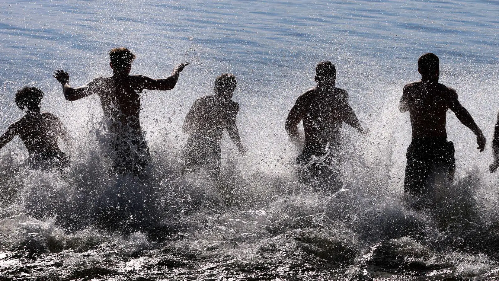 Der Sprung ins kühle Nass - für viele der Inbegriff des Sommers. Doch leider ertrinken jedes Jahr viele Menschen auch in Bayern. (Symbolbild) (Foto: Karl-Josef Hildenbrand/dpa)