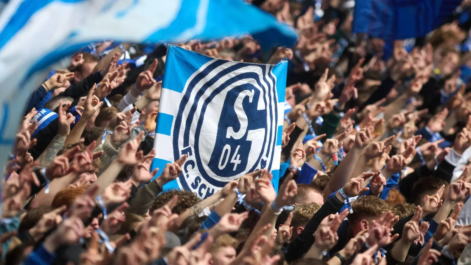 Die Schalker Fans dürfen über die Aufwärm-Musik mitentscheiden (Archivbild). (Foto: Bernd Thissen/dpa)