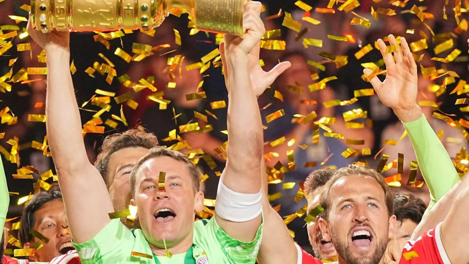 Manuel Neuer stemmt den DFB-Pokal in die Höhe.  (Foto: Michael Kappeler/dpa)