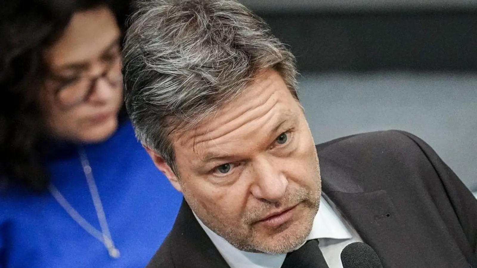 Sieht in dem Mangel an Fachkräften in Deutschland eine Bedrohung für die Volkswirtschaft: Bundeswirtschaftsminister Robert Habeck. (Foto: Kay Nietfeld/dpa)