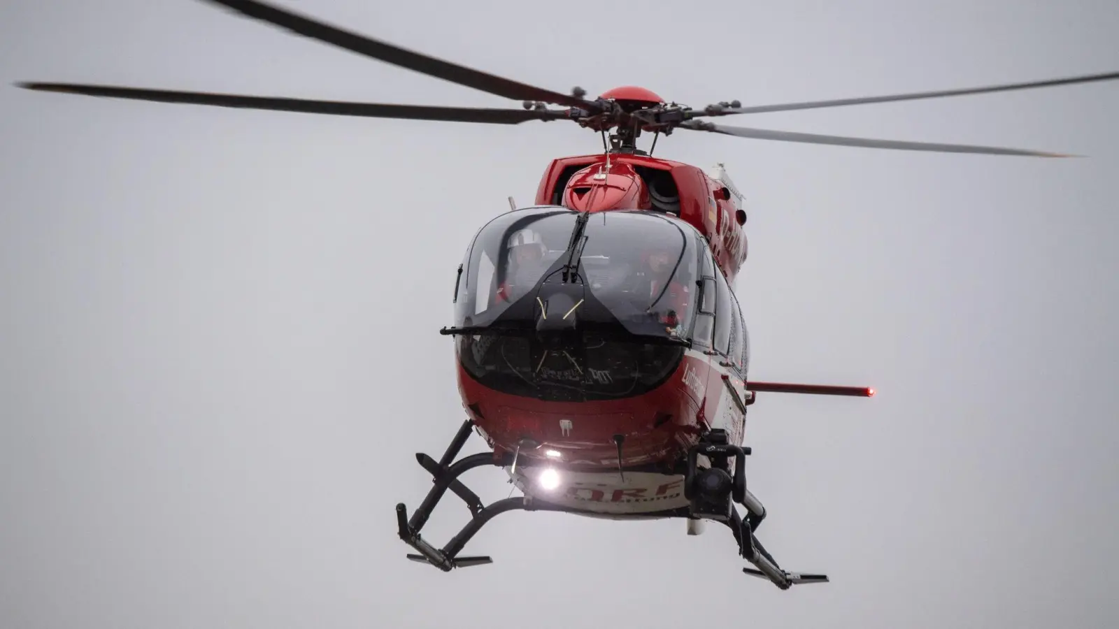 Ein Rettungshubschrauber war am Montagabend bei einem Motorradunfall bei Ornbau im Einsatz. (Symbolbild: Stefan Sauer/dpa)