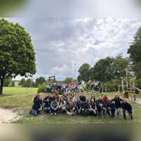 Die Freude über den neuen Segringer Spielplatz war nicht nur bei den Kindern groß. Zur Erföffnung fanden sich Mitglieder des Stadtrats, Sponsoren, die Stadtspitze und andere an der Realisierung des Projekts Beteiligte ein. (Foto: Martina Haas)