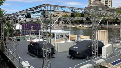 Noch gibt's nicht viel zu sehen auf dem Fan-Hauptquartier von Audi. (Foto: Martin Moravec/dpa)