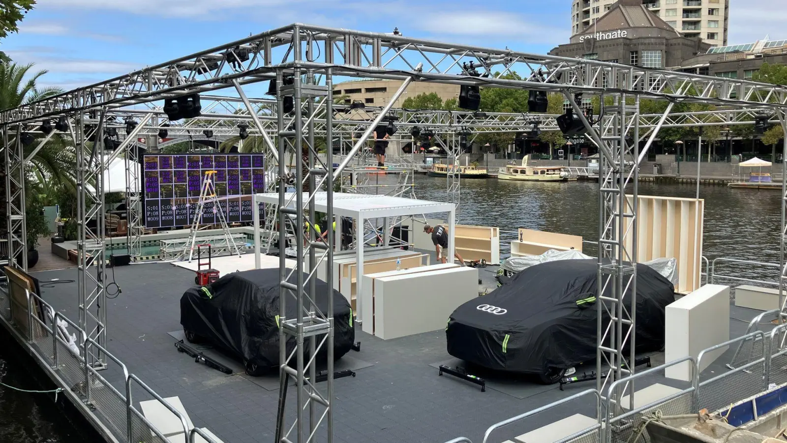 Noch gibt's nicht viel zu sehen auf dem Fan-Hauptquartier von Audi. (Foto: Martin Moravec/dpa)