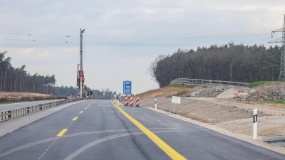 Ein Bagger mit Bohraufsatz steht auf einer Baustelle an der A3. (Foto: Daniel Löb/dpa/Archivbild)