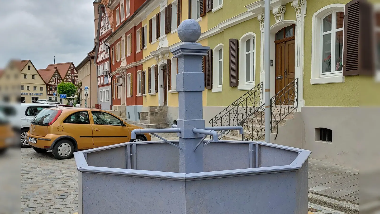 Die Holzkonstruktion zeigt, wie der neue Brunnen in der Seegasse in Bad Windsheim aussehen soll. (Foto: Katrin Merklein)