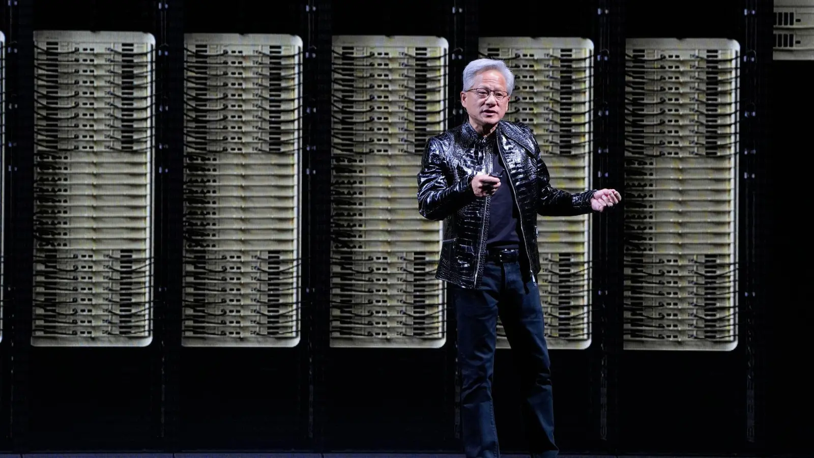 Jensen Huang will dem Silicon Valley auch im Falle einer Milliardärs-Steuer nicht den Rücken kehren. (Archivbild) (Foto: John Locher/AP/dpa)