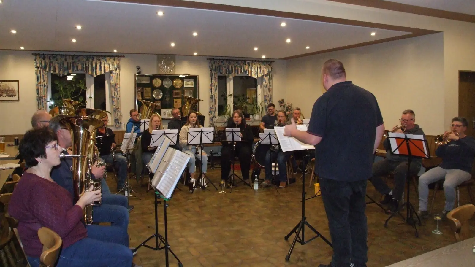 Die Musikerinnen und Musiker der Blaskapelle Thürnhofen proben mit ihrem Dirigenten Martin Trottler derzeit fleißig für den „Böhmischen Abend“. (Foto: Jasmin Kiendl)