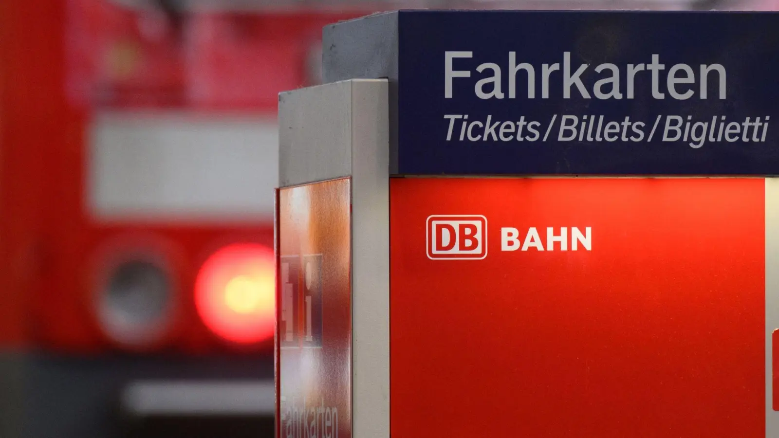 Für drei Monate konnten Bürger günstige Bahntickets für 9 Euro im Monat kaufen. Nun ist das Modell ausgelaufen. (Foto: Robert Michael/dpa)