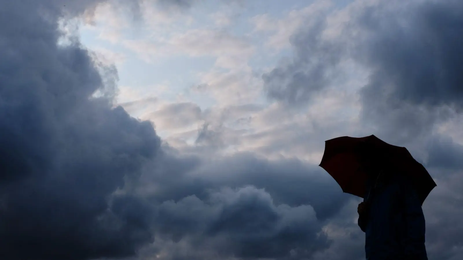 Das Sturmtief hat in mehreren Ländern Auswirkungen auf den Verkehr. (Symbolbild) (Foto: Martin Gerten/dpa)