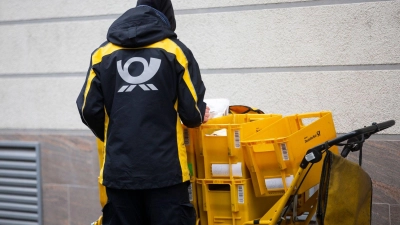 Postboten im Dienst dürften in den größeren bayerischen Städten am Dienstag Mangelware sein. (Archivbild) (Foto: Thomas Banneyer/dpa)